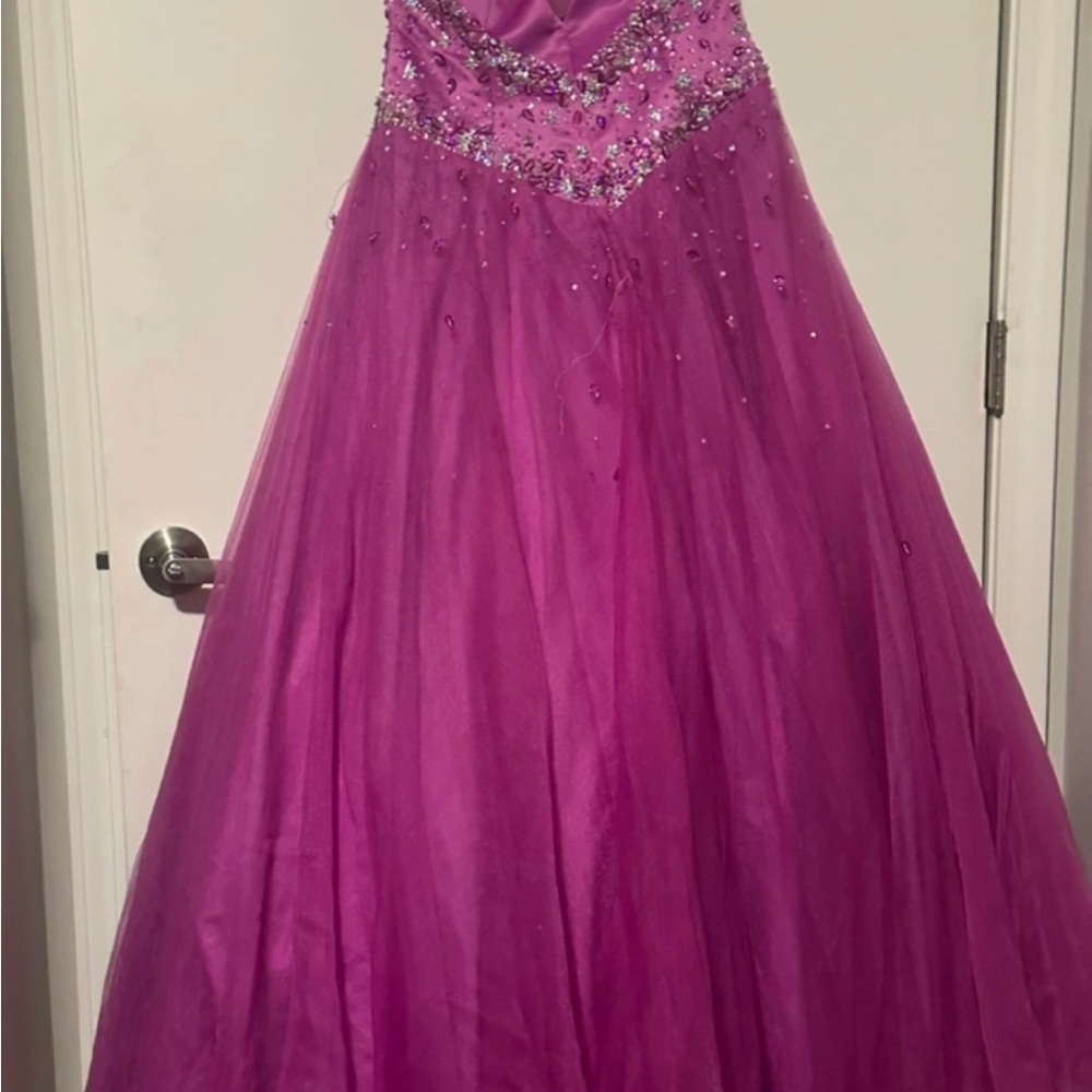 I wore this dress and a spring formal a few years ago. - Picture 8 of 13
